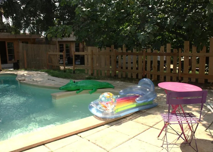 2 En Bois Avec Acces Piscine Chalet Nimes